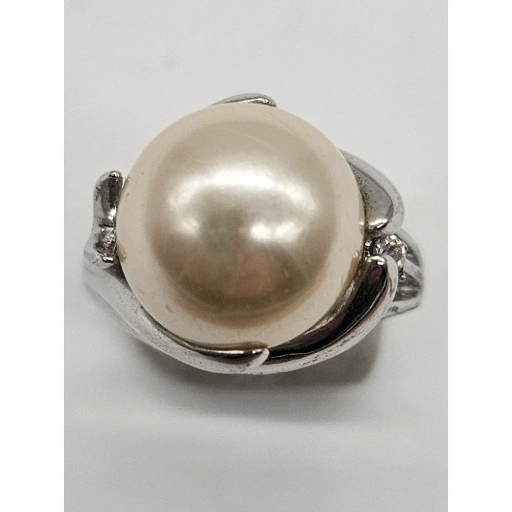 Vintage‎ Elegant Silver Tone Ring with Large Cream Pearl Statement Design